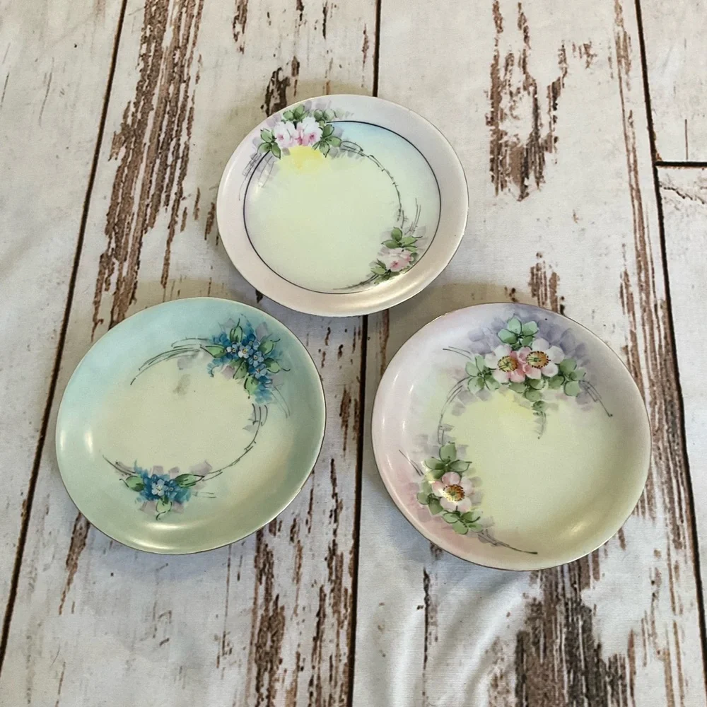 THREE VINTAGE 6” DECORATIVE‎ PLATES